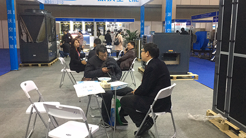 3044永利空气能给参展者介绍产品